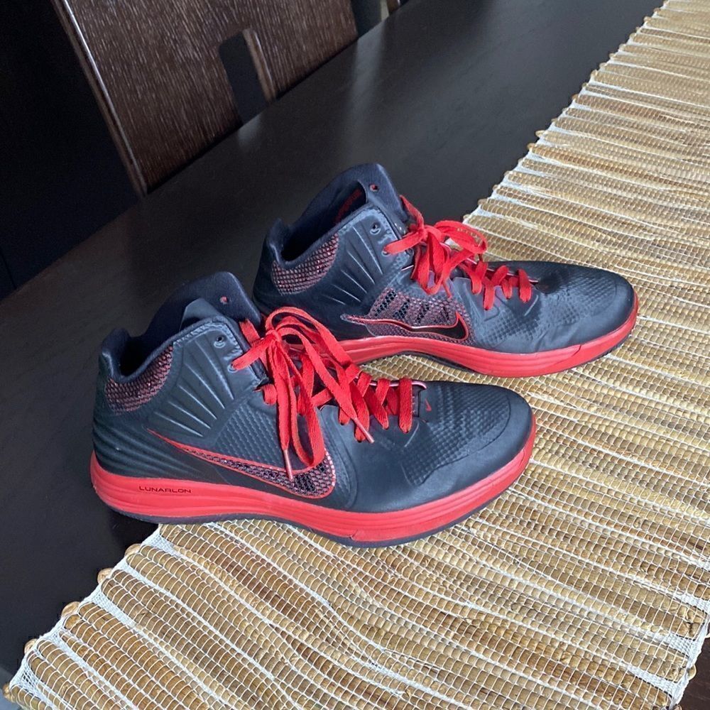 EUC Nike Lunarlon blk and red size 11.5